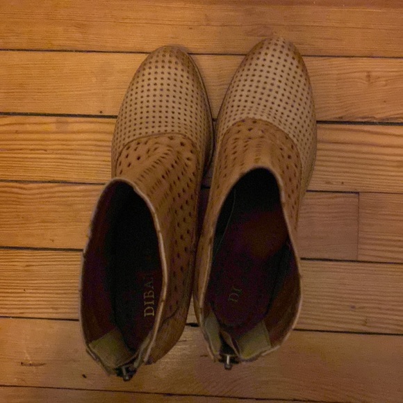 Perforated tan leather ankle boots wood heel - Picture 6 of 8